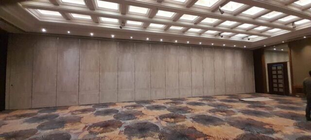 Sliding partition / banquet hall partition